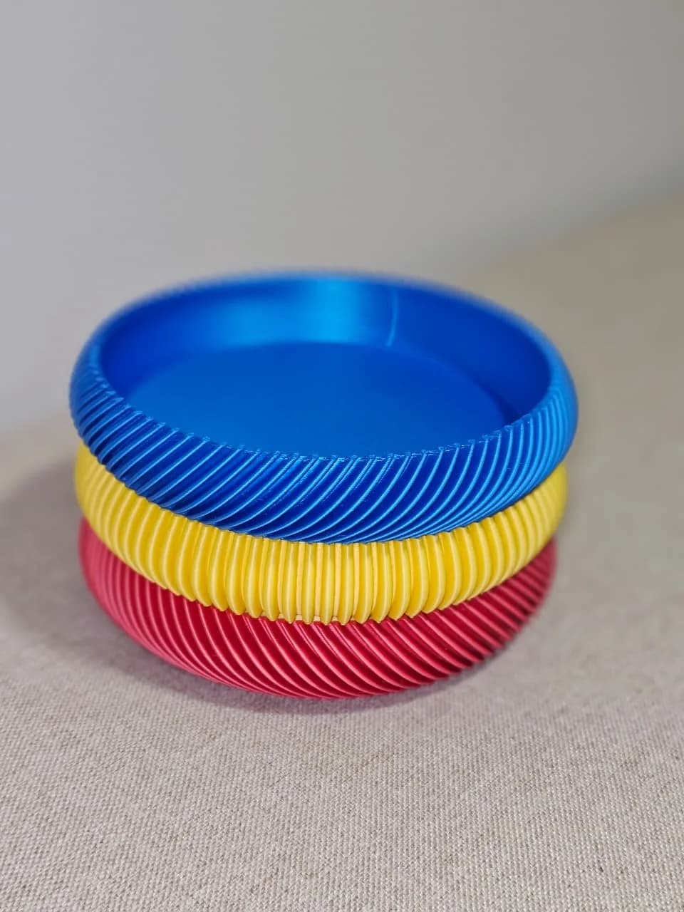 Kit Bandejas Empilháveis em Azul, Amarelo, Vermelho